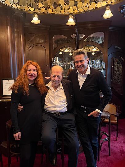 Laura Siegel und Ralph mit Gandl-Restaurantbesitzer Alexander Lutz (re.). Wegen einer K&uuml;ndigung des Salons, musste das bewegliche Interieur verkauft werden. Aber was passiert mit der Bar, dem L&uuml;ster und den Jugendstileinbauten?