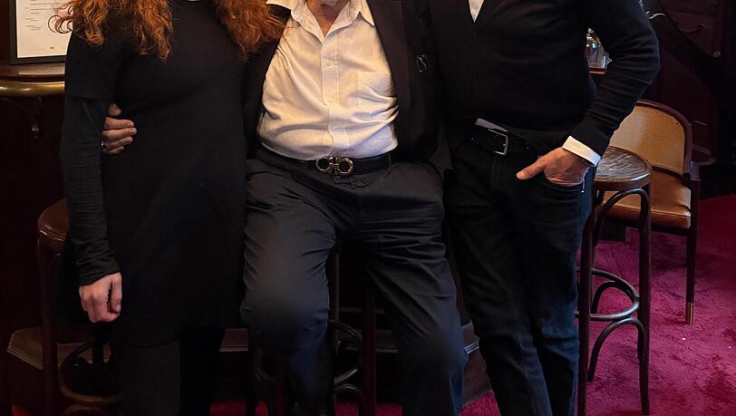 Laura Siegel und Ralph mit Gandl-Restaurantbesitzer Alexander Lutz (re.). Wegen einer K&uuml;ndigung des Salons, musste das bewegliche Interieur verkauft werden. Aber was passiert mit der Bar, dem L&uuml;ster und den Jugendstileinbauten?