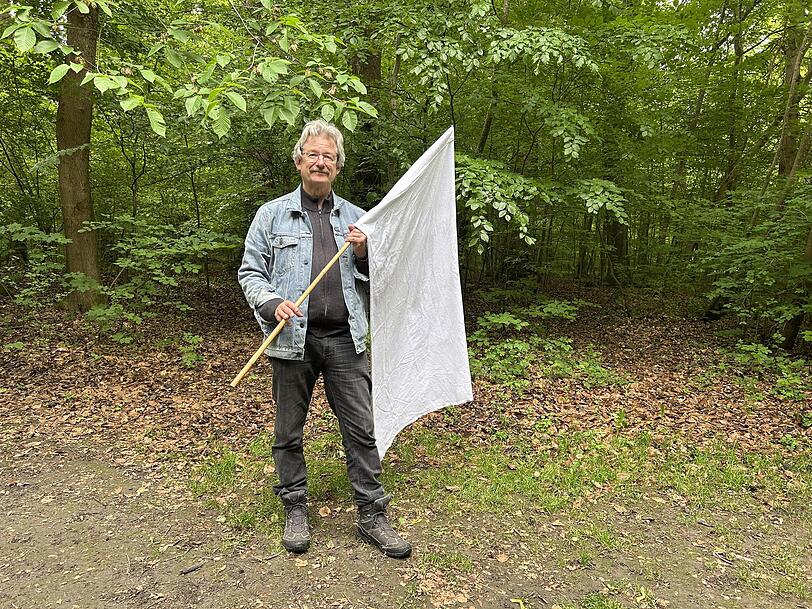 Pinsel hinterm Ohr, wei&szlig;e Fahne in der Hand: Olaf Kahl macht sich bereit f&uuml;r den Zecken-Streifzug.