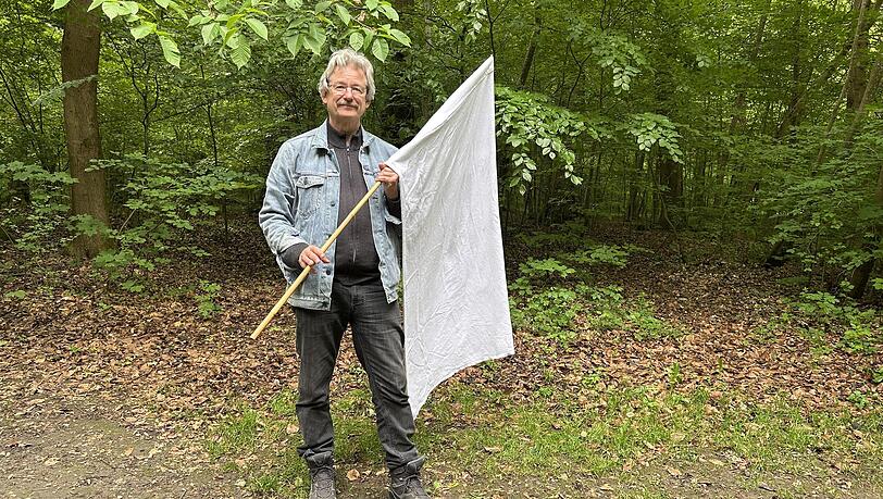Pinsel hinterm Ohr, weiße Fahne in der Hand: Olaf Kahl macht sich bereit für den Zecken-Streifzug. Pinsel hinterm Ohr, weiße Fahne in der Hand: Olaf Kahl macht sich bereit für den Zecken-Streifzug.