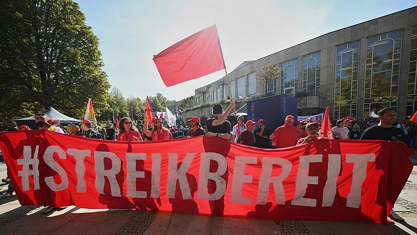 Metaller wollen fünf Prozent mehr Geld (Foto aktuell). Metaller wollen fünf Prozent mehr Geld (Foto aktuell).