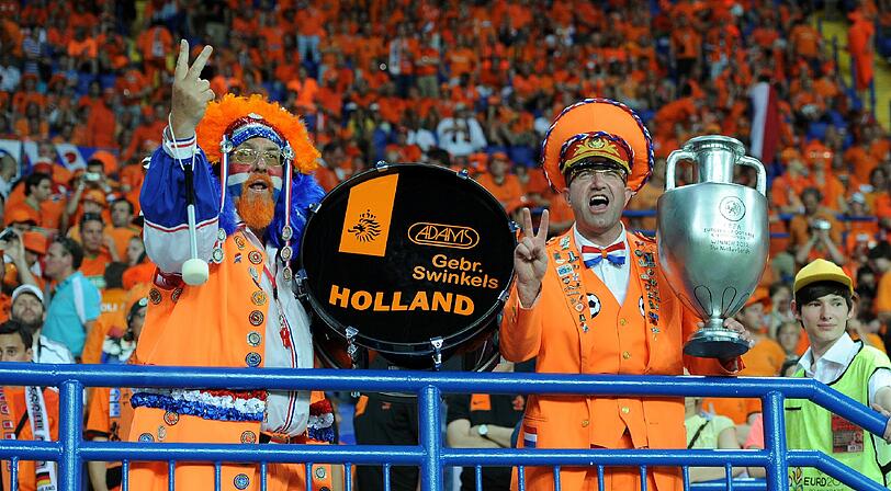 Miese Laune in orange: Bei den Holland-Anhängern ist nach dem fulminanten Sieg der DFB-Elf die Stimmung am Boden. Die Bilder