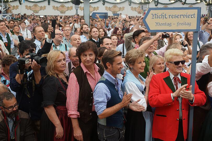 Auf der Wiesn geht?s wieder rund! Seit Samstag feiern die Münchner und Touristen auf der Wiesn. Die besten Wiesn-Bilder vom Samstag.