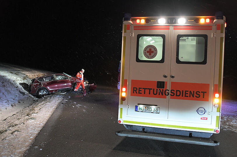 Ein Mann ist am Donnerstagabend in Stetten (Landkreis Mühldorf) mit seinem Auto von der Straße abgekommen. Der Wagen war nach dem Unfall schrottreif.