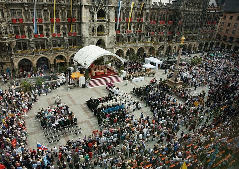 Tausende waren beim Gottesdienst auf dem Marienplatz
