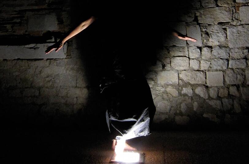 Eine Tanzperformance von Helga Seewann in der Gollierstraße 70 / Gewerbehof (Fr, 18 Uhr). In der Parkstraße 5 werden samstag und Sonntag Videoaufzeichnungen gezeigt.