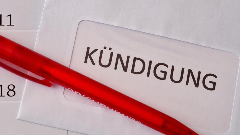 Eine Kündigung liegt in einem Büro auf einem Kalender. Eine Kündigung liegt in einem Büro auf einem Kalender.