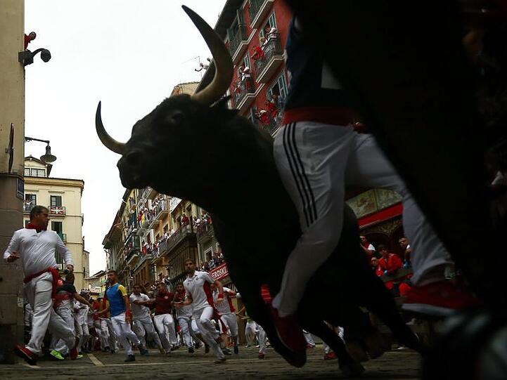 Stierhatz in den Gassen von Pamplona.