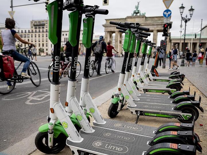 Lime begann in Deutschland am 18. Juni und hat seine Flotte seither nach eigenen Angaben auf mehr als 25.000 E-Scooter ausgebaut.