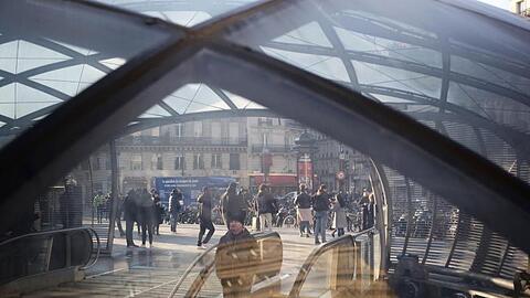 Ein Mann betritt eine U-Bahn-Station in der französischen Hauptstadt Paris.