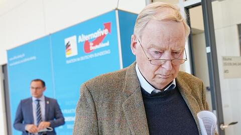 Nicht gerade in bester Stimmung: Der Vorsitzende der AfD-Bundestagsfraktion, Alexander Gauland. Im Hintergrund: AfD-Bundessprecher Tino Chrupalla.
