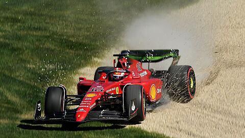 Ferrari-Pilot Charles Leclerc kommt im Freien Training von der Rennstrecke ab.
