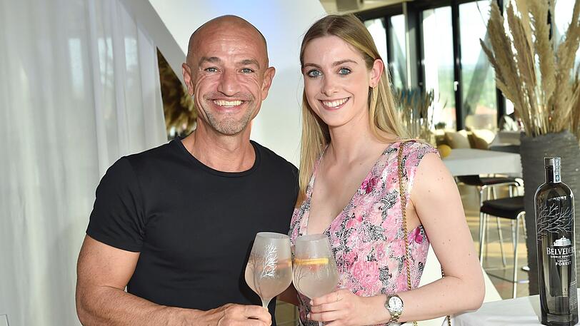 Peyman Amin mit Freundin Sandra Apfelbeck