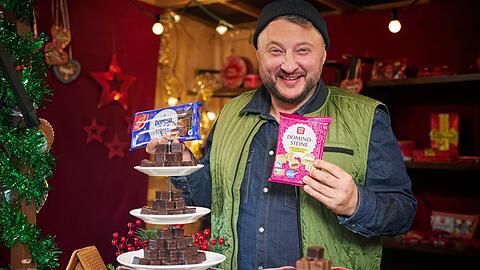 "besseresser: Die Tricks in Glühwein, Lebkuchen & Co.": Sebastian Lege baut in seinem Labor Dominosteine nach.