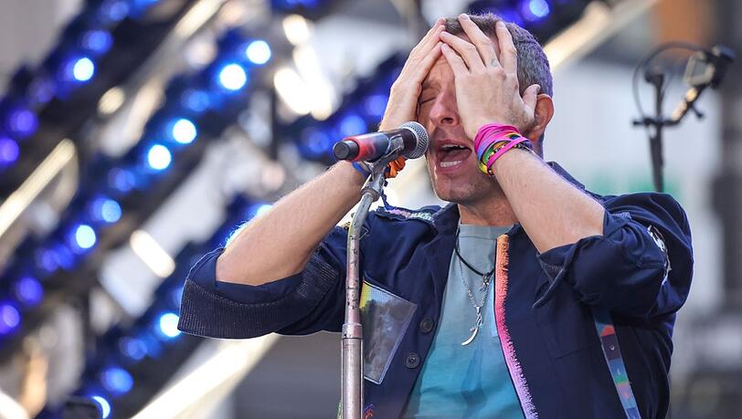 Dass eine Kiss-Cam bei seinem Konzert eine angebliche Affäre eines Tech-CEOs enthüllte, war Chris Martin spürbar unangenehm.