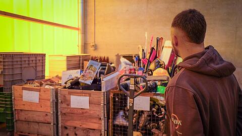 In einer Halle am Rande des Hofs sammeln die AWM-Mitarbeiter Guterhaltenes für die Halle 2.