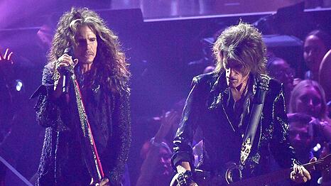 Steven Tyler (li.) musste nach seiner Stimmbandverletzung die Aerosmith-Tour beenden.