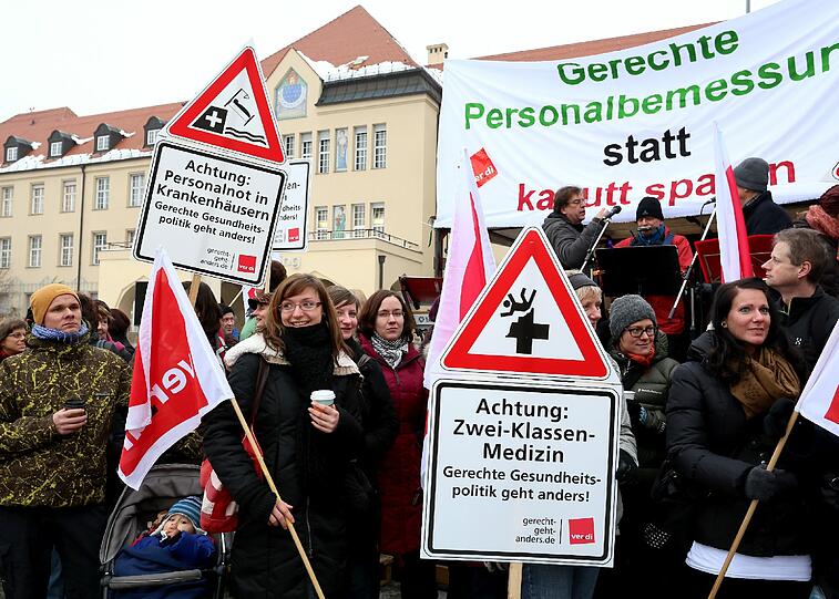Beschäftigte des städtischen Klinikums demonstrieren vor dem Schwabinger Krankenhaus.