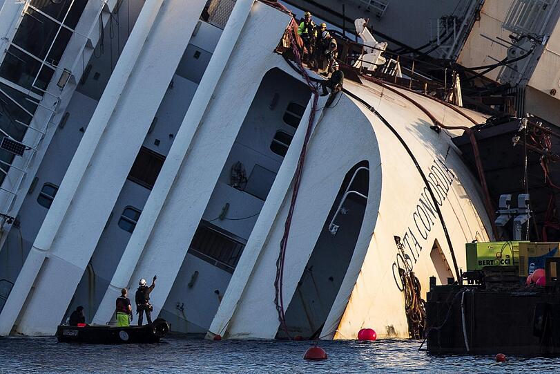 Die aufwendige Bergungsaktion der havarierten "Costa Concordia" ist angelaufen. Bilder von den Vorbereitungen.