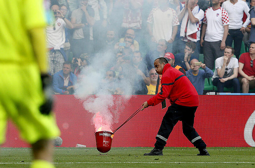 Kroatische "Fans" sind beim Spiel gegen Tschechien völlig ausgerastet. Die Bilder.