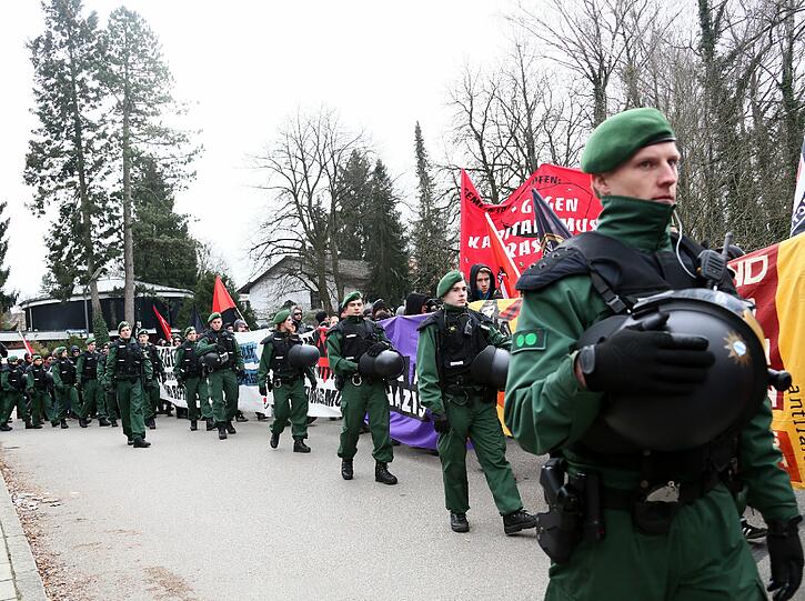 Rund 1000 Münchner haben im März gegen das "Braune Haus" in Obermenzing demonstriert.