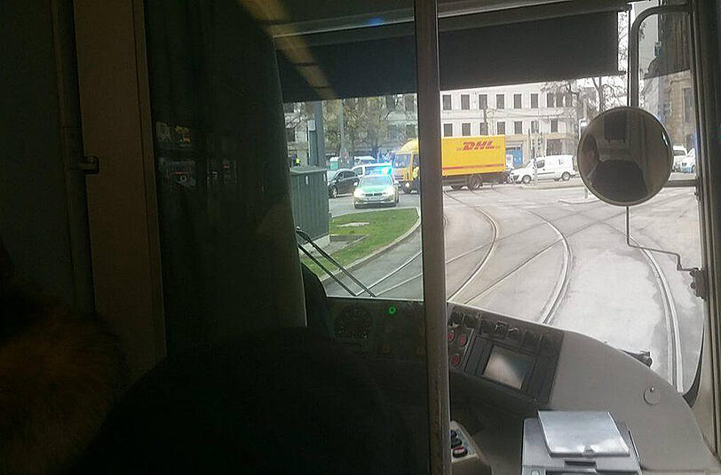 Tramlinie 19 am Lenbachplatz unterbrochen: Ein Lkw hat eine Oberleitung beschädigt.