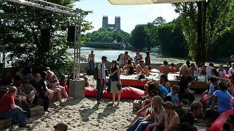Der Kulturstrand wird heuer wieder auf den Isarbalkonen an der Corneliusbrücke stattfinden. (Archivbild)
