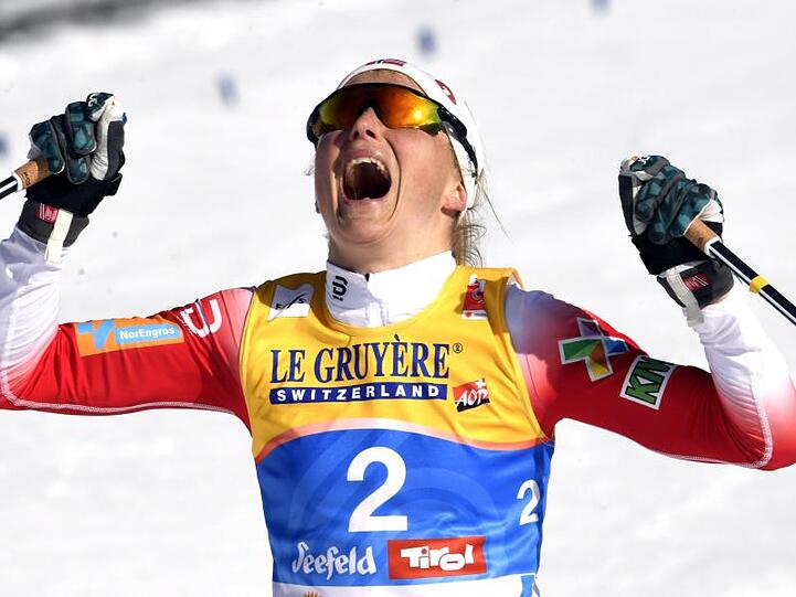 Die Norwegerin Therese Johaug gewinnt den Skiathlon über 15 Kilometer.