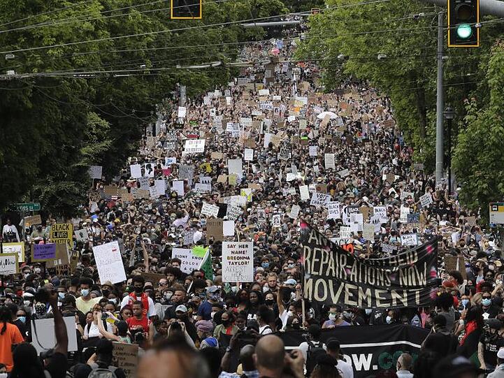 Demonstranten in Seattle gedenken dem Ende der Sklaverei in den USA.