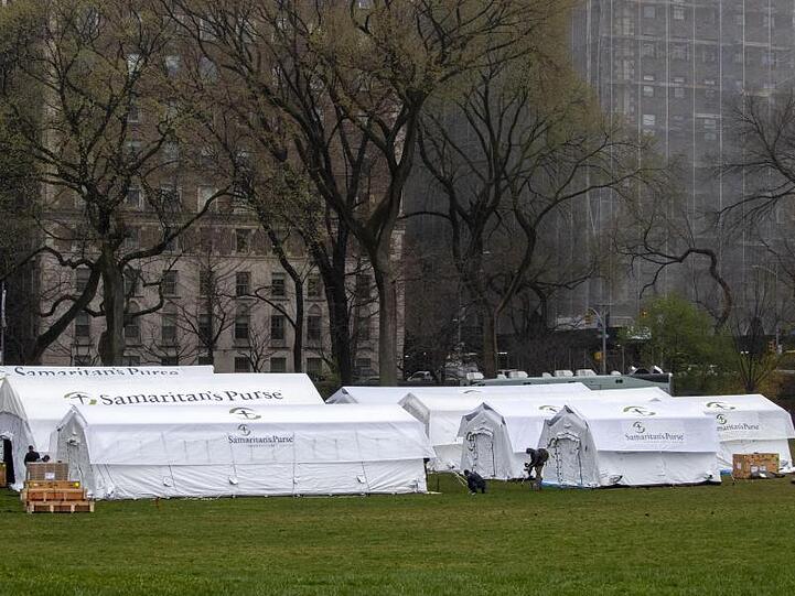 Im Central Park in New York wird ein provisorisches Krankenhaus aufgebaut.