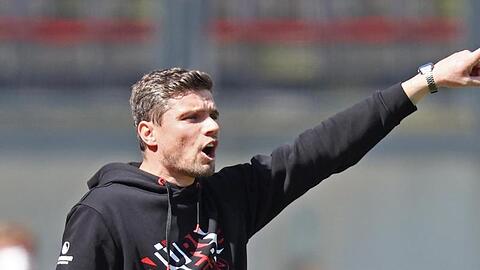 Der Nürnberger Trainer Robert Klauß reagiert auf den Spielverlauf.