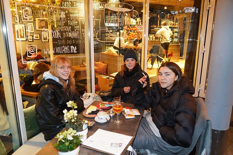 Die Schülerinnen Lisa, Helena und Malina (v.l.) draußen vor dem Café Vollaths. "Man sieht hier mehr von den Leuten", sagt Malina. Und wozu hat man Daunenjacken, Mützen, Kuscheldecken?