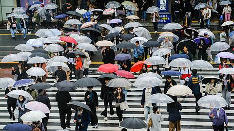 Menschen mit Mund-Nasen-Schutz in Tokio.