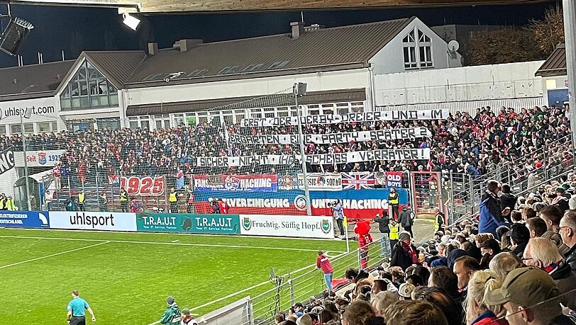 Klare Botschaft der Haching-Fans in Richtung Hobsch, Schifferl und Verlaat.
