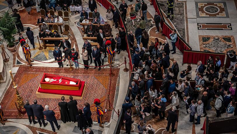 Gläubige ziehen am aufgebahrten Papst Franziskus vorbei. Gläubige ziehen am aufgebahrten Papst Franziskus vorbei.