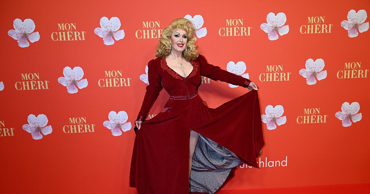 Gloria-Gray-gibt-Erinnerungsst-cke-an-Museum