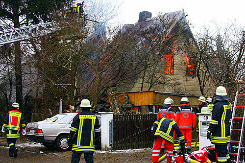 Das Haus in Neusäss wurde komplett zerstört. Vermutlich kam die 76-jährige Bewohnerin bei dem Brand ums Leben.