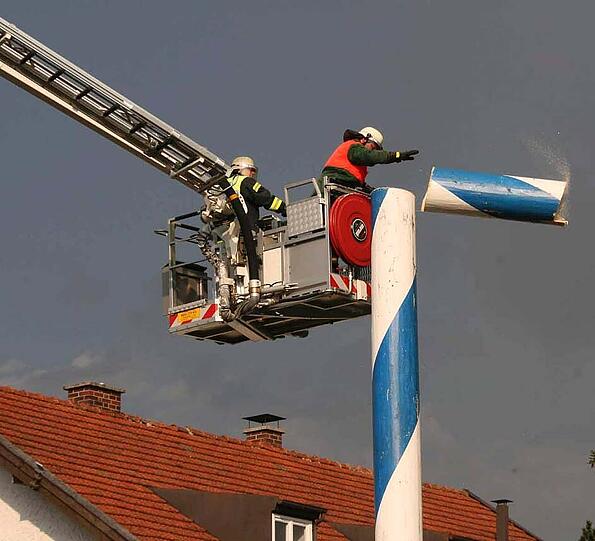 ... wenn das Traditions-Stangerl den Maibaum-Tüv nicht mehr besteht, wird er meist scheibchenweise in der Gemeinde versteigert.