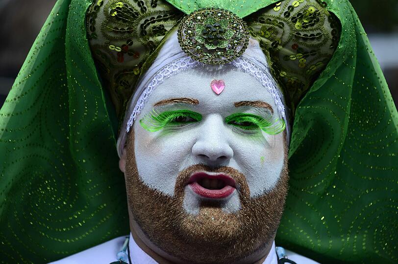 Schrill, sexy, ausgeflippt: Auf dem Christopher Street Day in Berlin steht die Toleranz gegenüber dem "Anderssein" im Vordergrund. Eine halbe Million Menschen werden zur Parade erwartet.