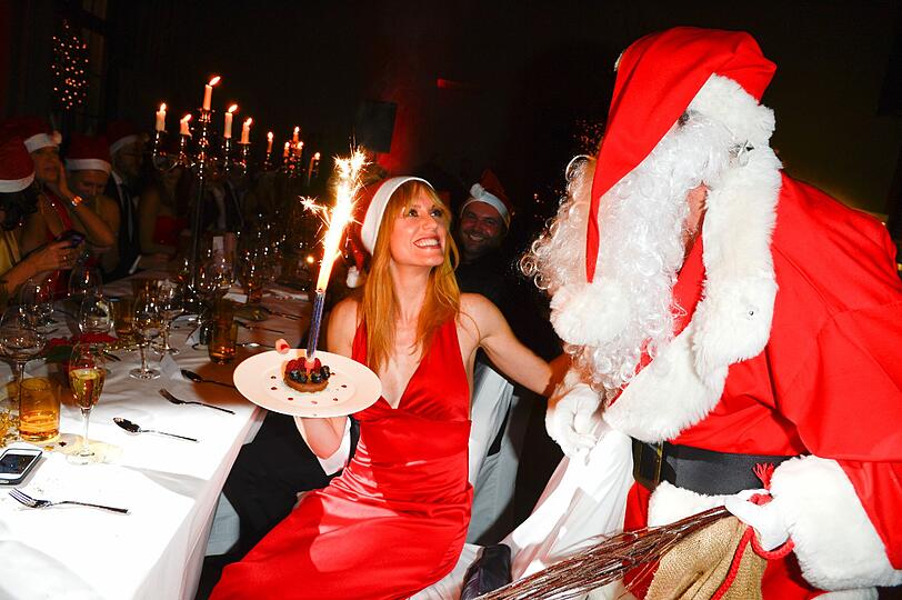 Promi-Damen in Leih-Roben und Lothar Matthäus als Weihnachtsmann. Die Bilder von der Weihnachtsfeier des Online-Kleiderverleihs &bdquo;dresscoded.com&ldquo;.