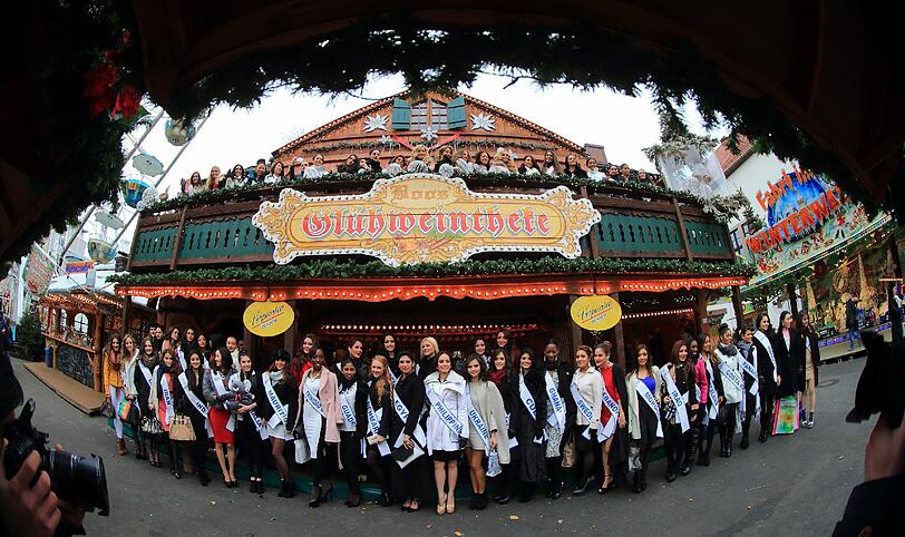 Die Teilnehmerinnen der "Miss Intercontinental"-Wahl auf dem Magdeburger Weihnachtsmarkt.