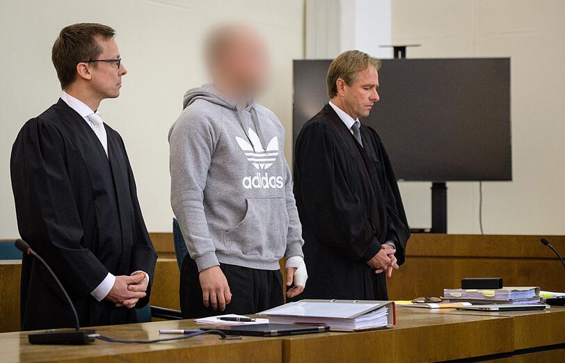 Kahl rasiert und gleichgültig: Dominik R. beim Prozessauftakt vor dem Passauer Landgericht.
