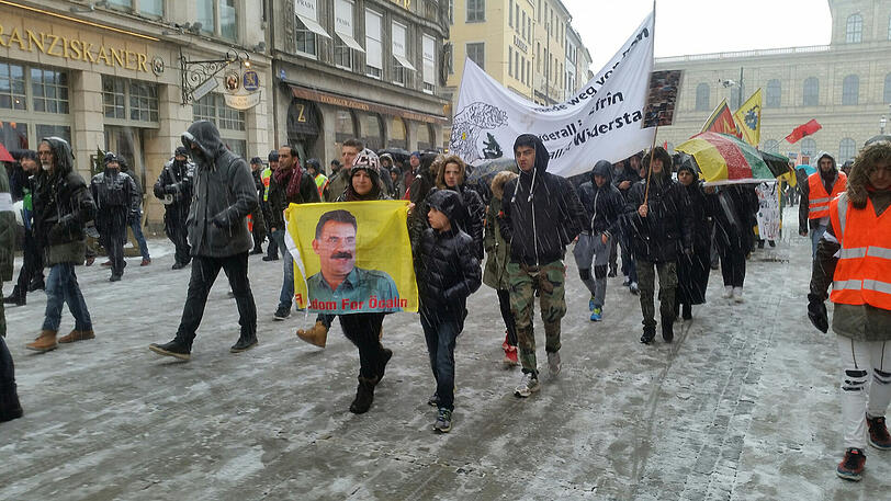 Nach der Auftaktkundgebung auf dem Karlsplatz ging es im Demonstrationszug durch München.
