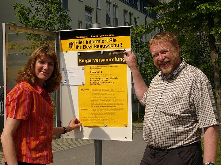 Dr. Söllner-Schaar und Richard Roth führen durch das Quartier.