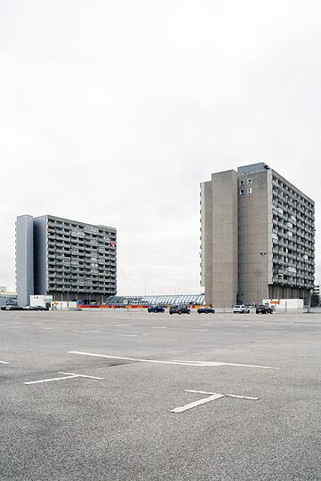 Das zweite Gewinnerbild ist diese Ansicht des Parkplatzes am Olympia-Einkaufszentrum. Carola Dietrich und Frederik Künzel finden, dass man auf dem Gelände gut neue Formen entwickeln könnte. Weniger Stellplätze, mehr Platz für Mieter.