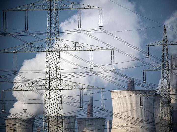 Dampf kommt aus den Kühltürmen des Braunkohlekraftwerks Neurath (Nordrhein-Westfalen). Der weltweite CO2-Ausstoß ist wegen der Corona-Maßnahmen zeitweise um 17 Prozent zurückgegangen.