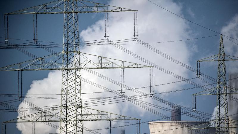 Dampf kommt aus den Kühltürmen des Braunkohlekraftwerks Neurath (Nordrhein-Westfalen). Der weltweite CO2-Ausstoß ist wegen der Corona-Maßnahmen zeitweise um 17 Prozent zurückgegangen. Dampf kommt aus den Kühltürmen des Braunkohlekraftwerks Neurath (Nordrhein-Westfalen). Der weltweite CO2-Ausstoß ist wegen der Corona-Maßnahmen zeitweise um 17 Prozent zurückgegangen.