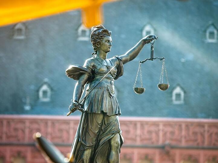 Justitia-Figur auf dem Gerechtigkeitsbrunnnen auf dem Römerberg. Foto: Frank Rumpenhorst/Archiv