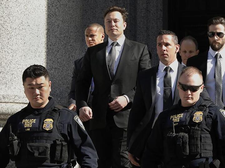 Tesla-Chef Elon Musk (M) verlässt das Bundesgericht in New York.