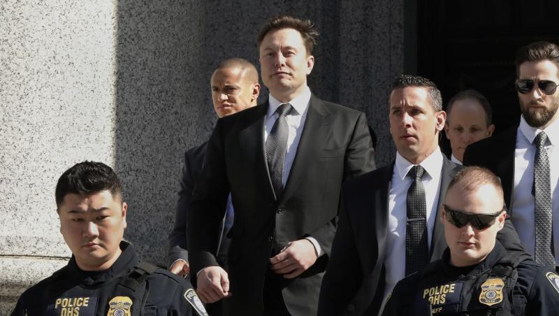 Tesla-Chef Elon Musk (M) verlässt das Bundesgericht in New York. Tesla-Chef Elon Musk (M) verlässt das Bundesgericht in New York.